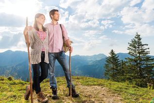 Paar beim Wandern in den Bergen