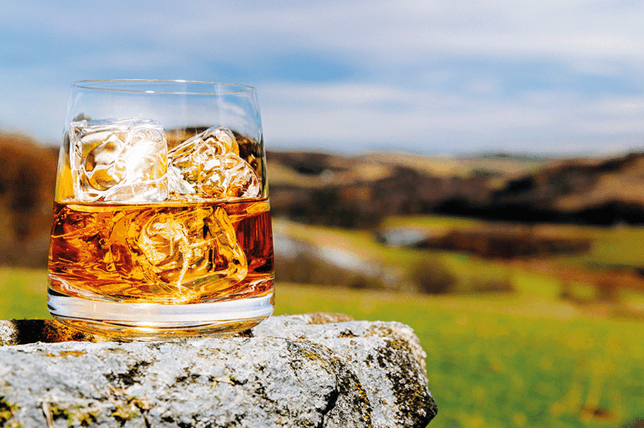 Rundreise Schottland - Whiskeyglas in den Highlands