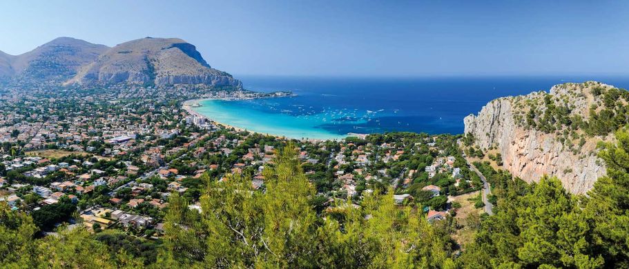 Traumhafter Blick auf die Küste von Palermo und Mondello