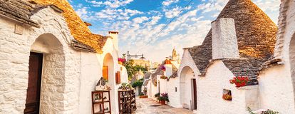 Eine Straße voller weißer Alberobello-Häuser.