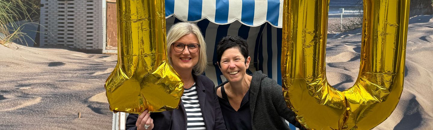 Zwei Frauen im Strandkorb mit Luftballons