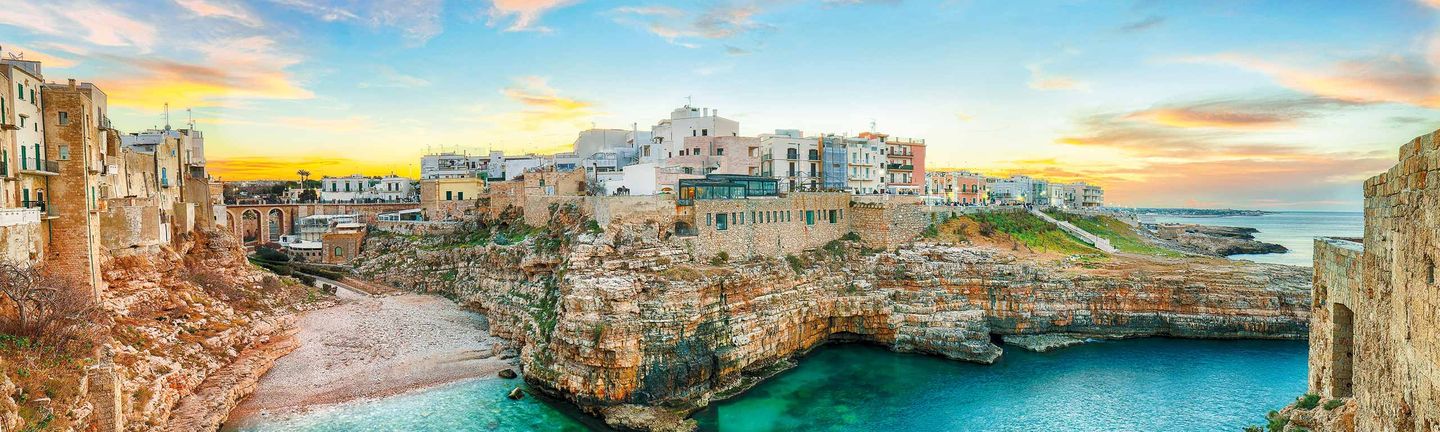 Eine Bucht in Polignano, in abendlicher Stimmung