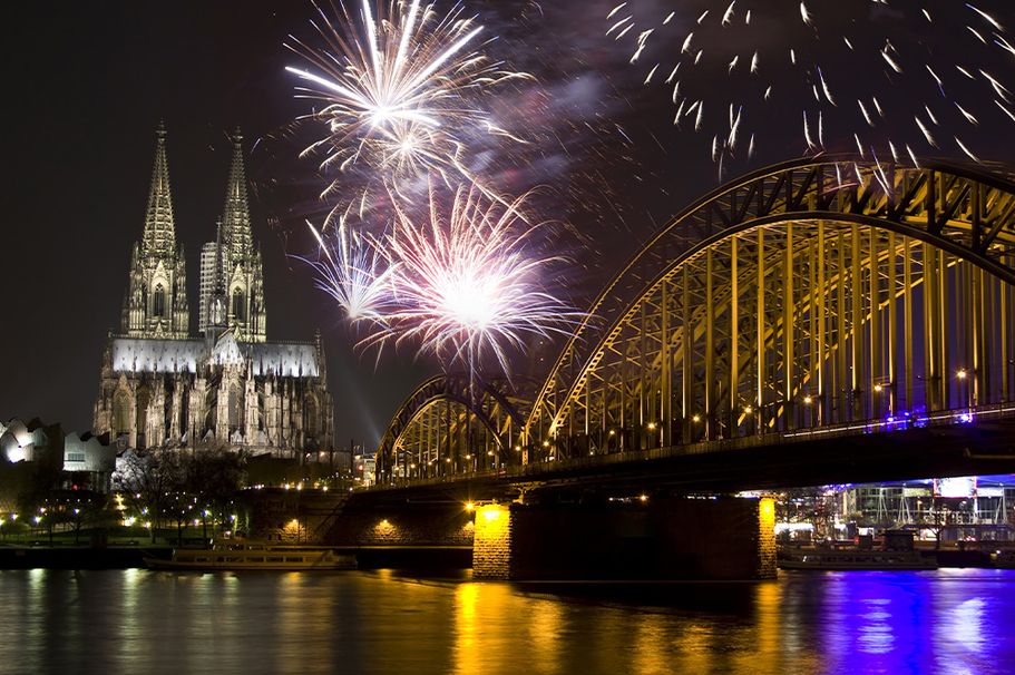 Silvesterfeuerwerk auf dem Rhein mit Kölner Dom