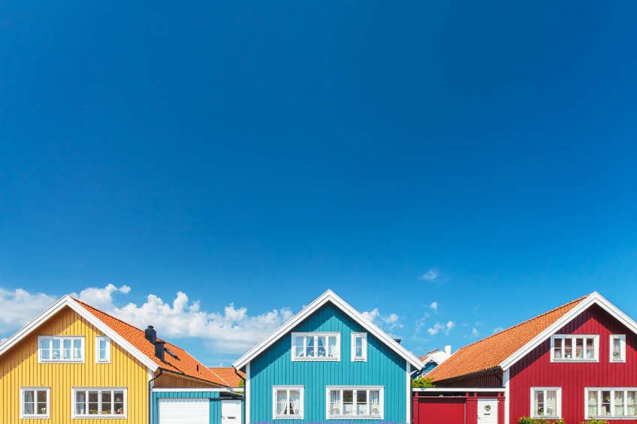 Flugreise Schweden - bunte Hausreihe