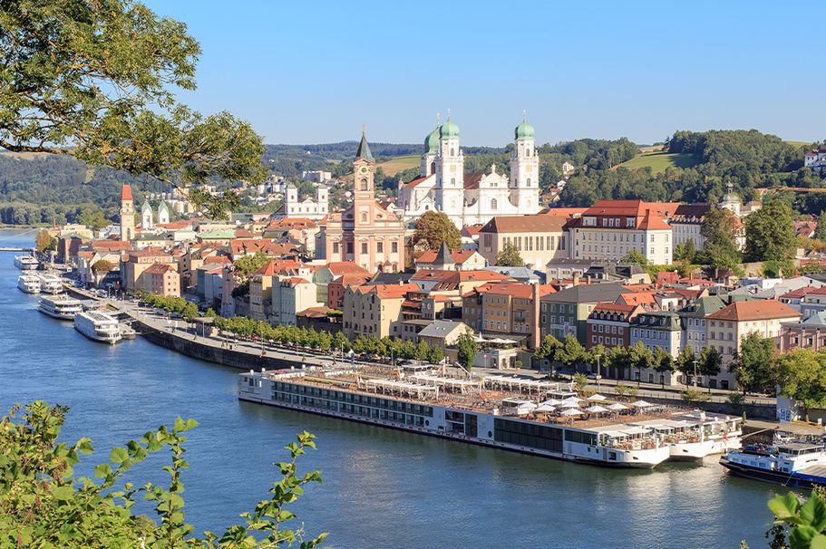 Flusskreuzfahrtschiff auf der Donau vor Passau