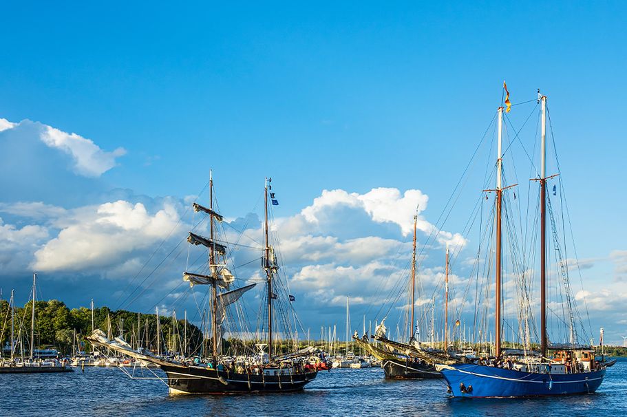 Hanse-Sail in Rostock mit alten Segelschiffen auf der Ostsee