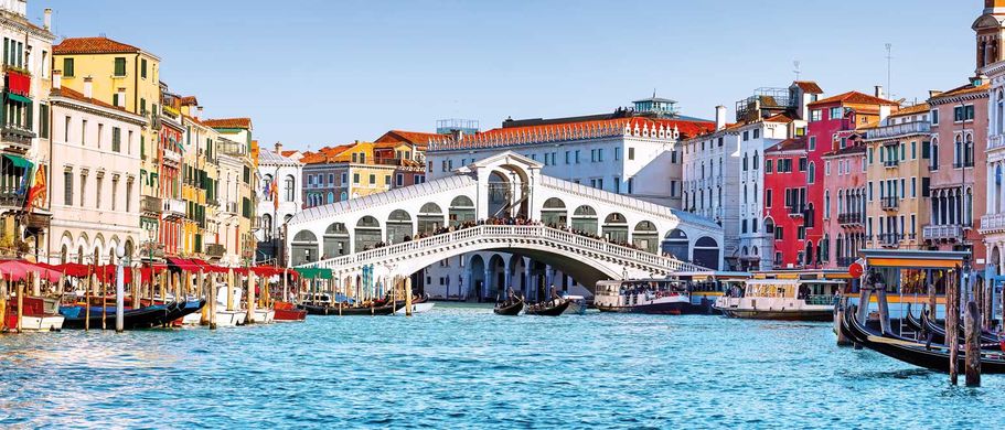 Venedig mit Rialtobrücke und Gondeln