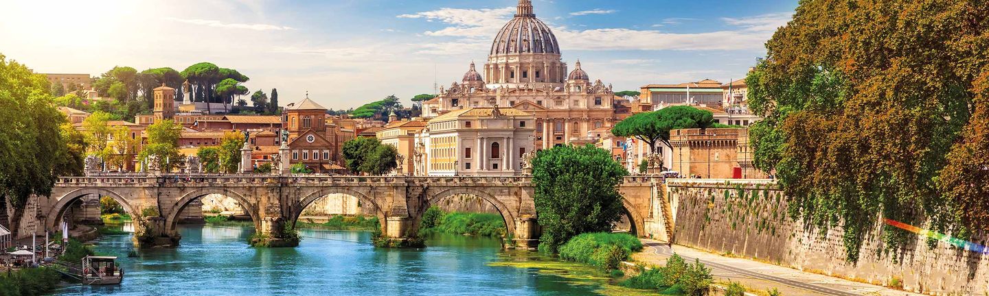 Wunderschöne Brücke direkt über den Tiber, mit Ausblick auf den Petersdom