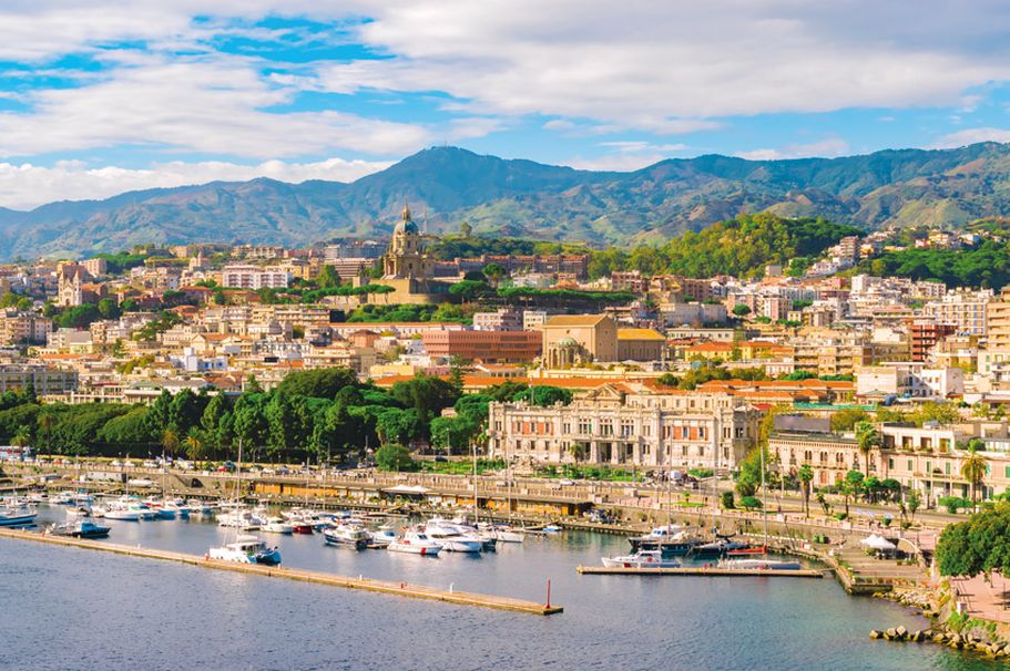 Blick von oben auf Messina voller bunter Häuser
