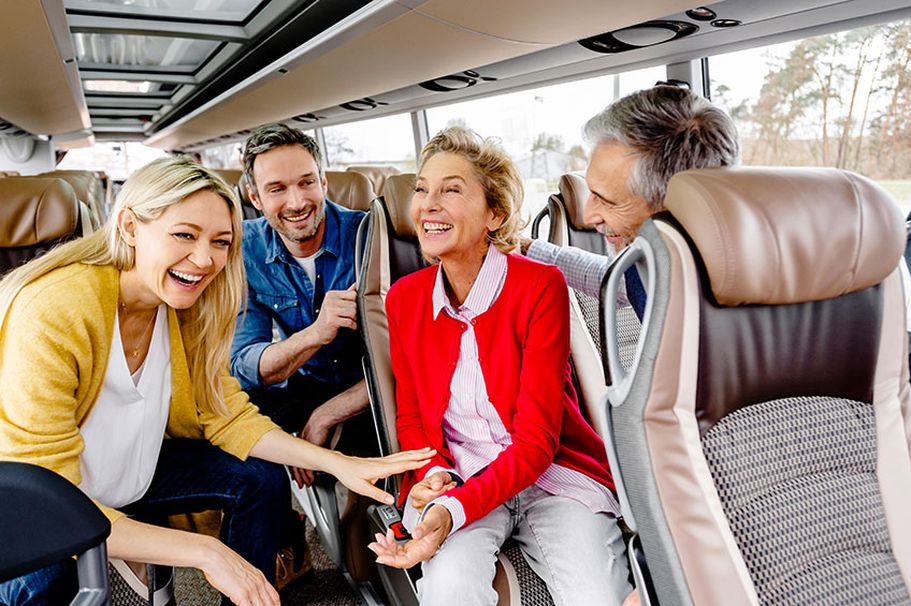 Gruppe macht eine Busreise im Stewa-Bistro-Bus