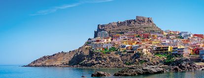 Blick auf das Meer mit dem Hintergrund, bunter Häuser aus Castelsardo
