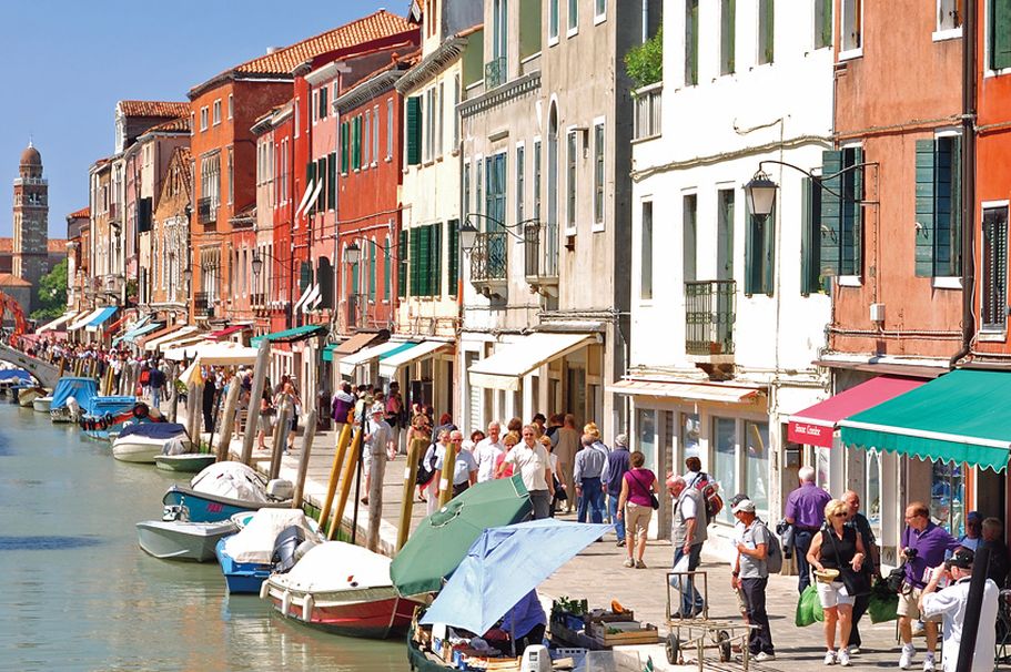 Bunte Häuser und Boote auf Murano