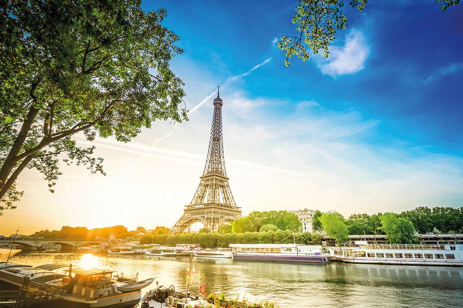 Flusskreuzfahrt mit A-ROSA auf der Seine am Eiffelturm vorbei 