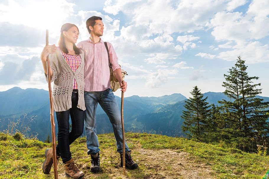 Paar beim Wandern in den Bergen