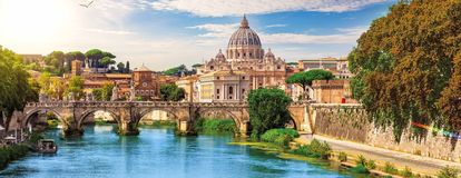 Wunderschöne Brücke direkt über den Tiber, mit Ausblick auf den Petersdom