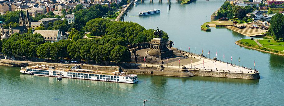 Kreuzfahrtschiff auf der Mosel vor Koblenz