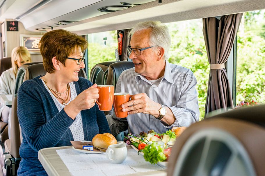 Ehepaar sitzt im Bistro-Bus und frühstückt