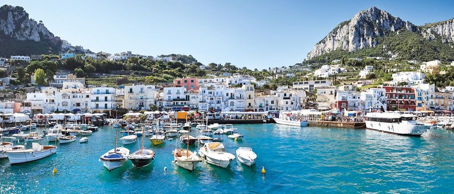 Capri mit bunten Häusern, türkisblauem Meer und beeindruckenden Felsen