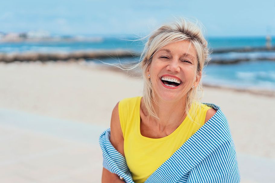 Seniorin im Urlaub am Meer