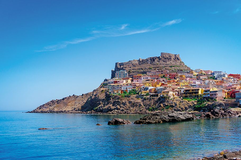 Blick auf das Meer mit dem Hintergrund, bunter Häuser aus Castelsardo
