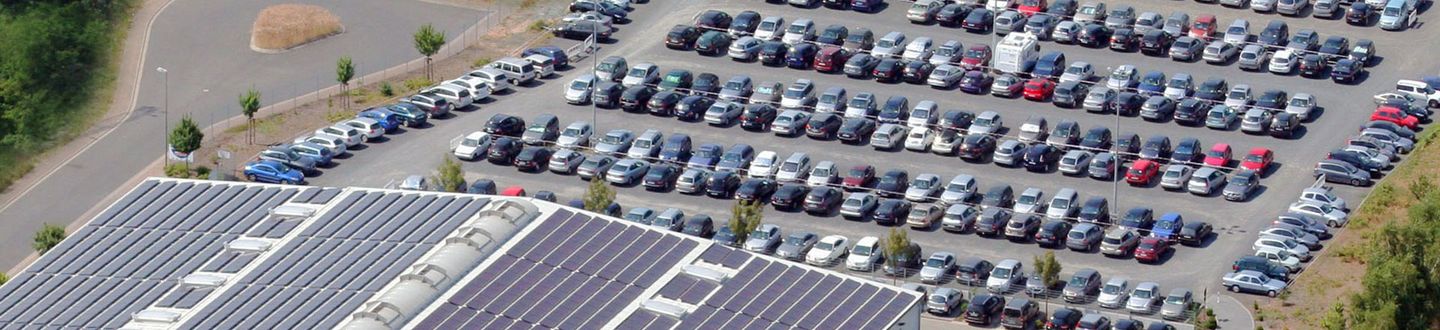 STEWA Reisezentrum mit großer Parkfläche