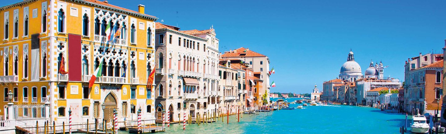 Blick auf den Canal Grande mit den prächtigen Palästen von Venedig