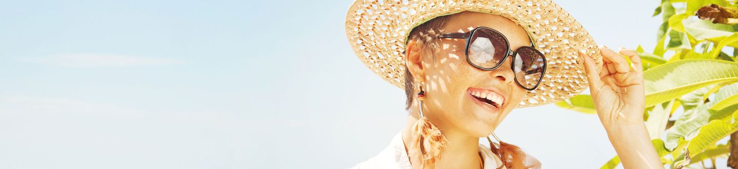 Sommerurlaub mit Sonnenhut und Freude auf Reisegutschein