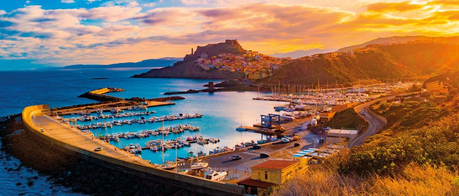 Sardiniens Hafen bei Sonnenuntergang