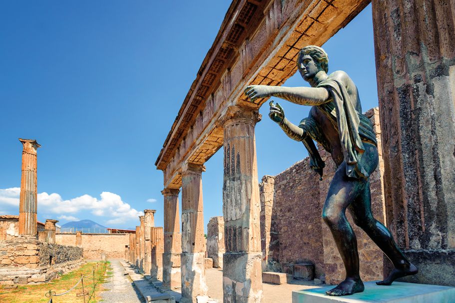Antike Ruinen von Pompeji mit dem Vesuv im Hintergrund