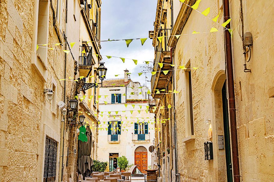 Farbenfrohe, bunt geschmückte Straßen in Lecce