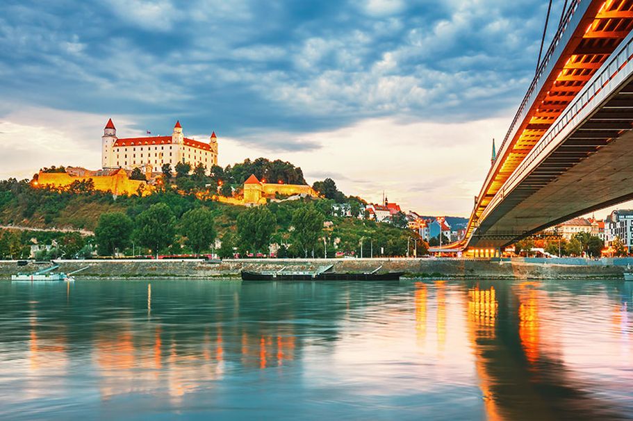 Flusskreuzfahrt auf der Donau, Burg Bratislava in der Slowakei